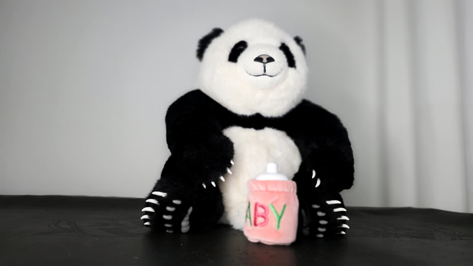Kodi — plišasta panda igrača s stekleničko